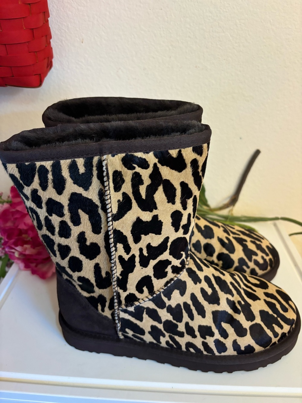 UGG Classic Short Leopard Print, Womens Size 6, Like New, In Original Box - Picture 3 of 11